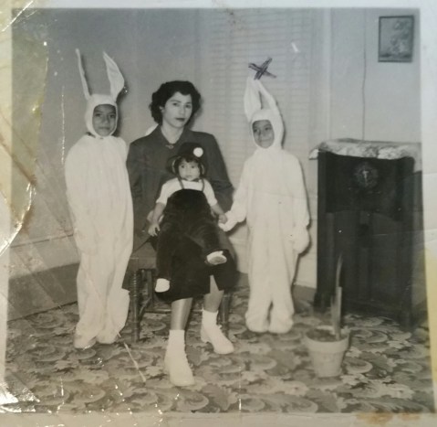 bunnies-for-easter-with-her-mother-and-sister